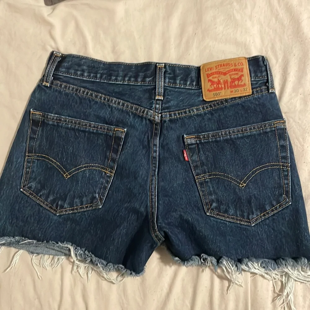 Levi 550 High Waisted Dark Wash Fringe Shorts Size 30 - Picture 3 of 5